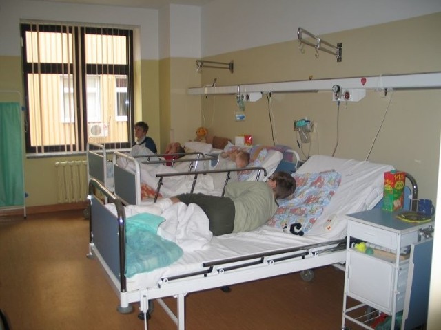 Dostosowując wymogi do unijnych norm od kilku lat w tarnobrzeskim Szpitalu Wojewódzkim sale są trzy- lub czterołóżkowe. Na zdjęciu: oddział chirurgii dzieci, w którym sale są trzyłóżkowe.