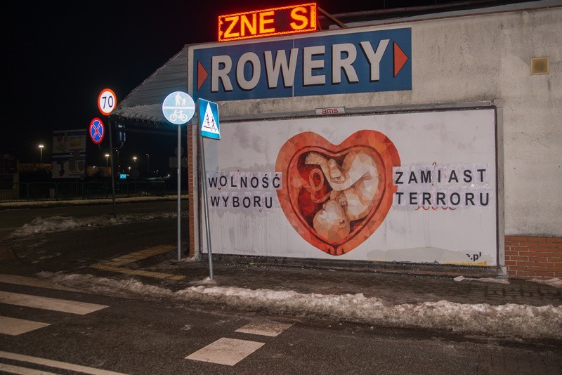 Aktywiści nakleili na plakaty swoje hasła: „Tak dla chcianej...