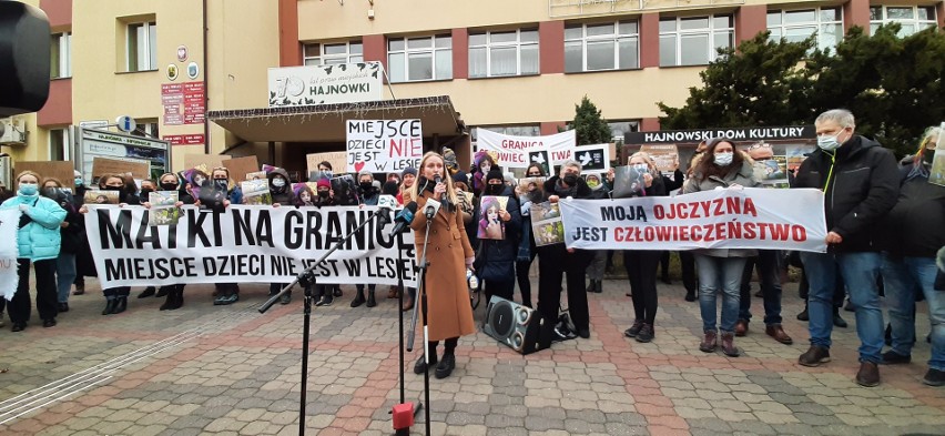 Matki na granicę w Hajnówce. Protest aktywistów apelujących o pomoc humanitarną dla migrantów [ZDJĘCIA]