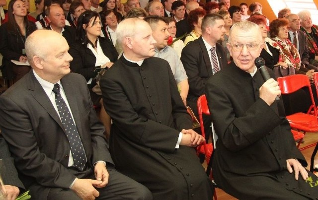 Podczas spotkania księdzu Krzyszkowskiemu (z prawej) towarzyszył przyjaciel z czasów seminarium duchownego ksiądz Marian Janus. Działalność księdza Krzyszkowskiego chwalił wójt Marian Buras.