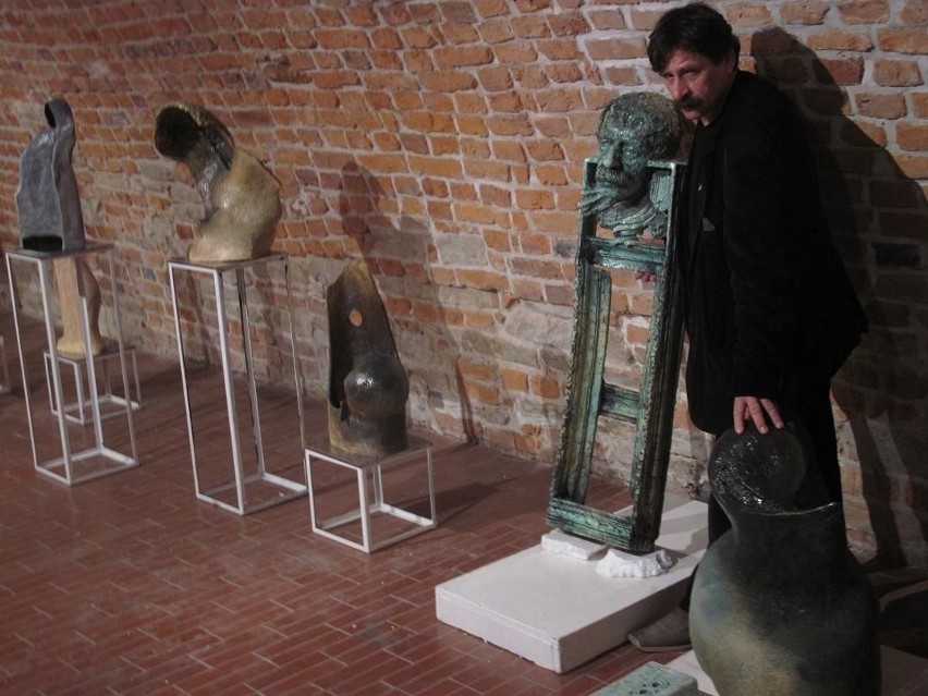 Jacek Szpak przy swoich rzeźbach na wystawie na Zamku...
