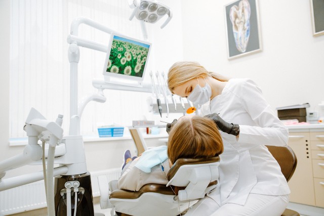Z powodu epidemii koronawirusa część placówek medycznych zawiesiła swoją działalność. Wielu poznaniaków zastanawia się, co zrobić w przypadku, gdy np. rozboli nas ząb. Gdzie udać się w takim przypadku? Który stomatolog w Poznaniu przyjmuje? Zobacz w galerii wykaz dentystów, którzy cały czas dyżurują w poszczególnych dzielnicach Poznania--->