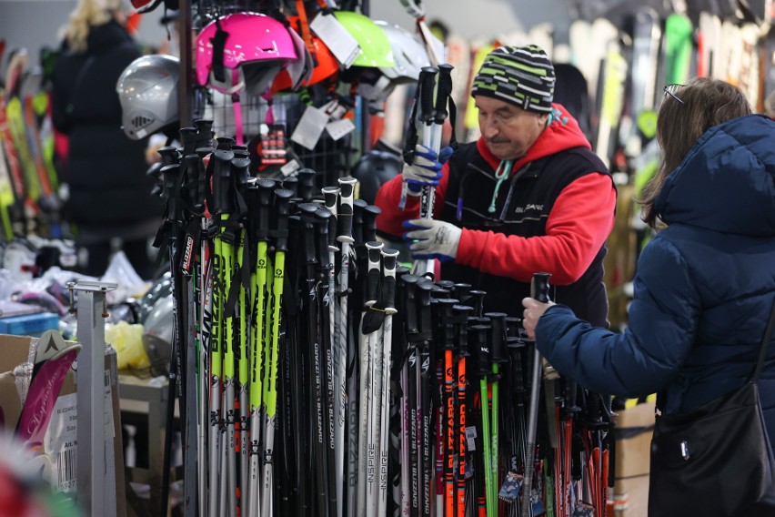 Kije narciarskie dobierane są do wzrostu.