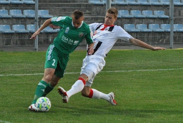 Sprowadzony przed tym sezonem do Odry Opole młodzieżowiec Mateusz Krawiec (z prawej) w swoich trzech występach (w Pucharze Polski i w lidze) pokazał, że może być mocnym punktem zespołu.