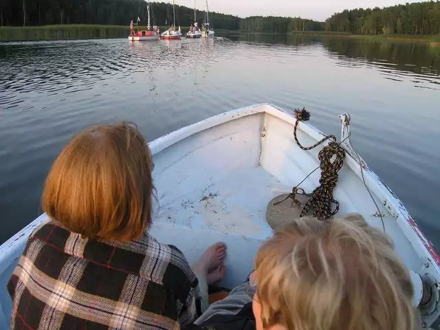 Po Zalewie Koronowskim można pływać z silnikiem o mocy do 10 bądź 15 kW tylko na terenie powiatu bydgoskiego