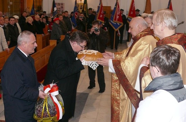 Na zdjęciu Andrzej Iskra, burmistrz Staszowa całuje chleb przyniesiony do ołtarza. Dar odbiera Henryk Kozakiewicz.