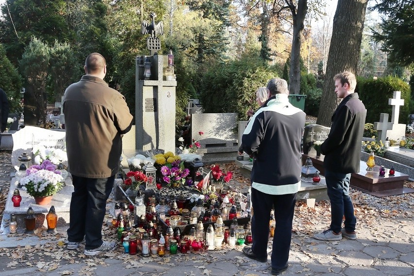 Wrocławskie cmentarze przepełnione. Rozwiązaniem urna zamiast grobu?