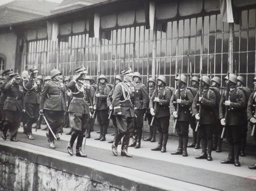 Rok 1936. Edward Śmigły-Rydz witany na dworcu w Katowicach...