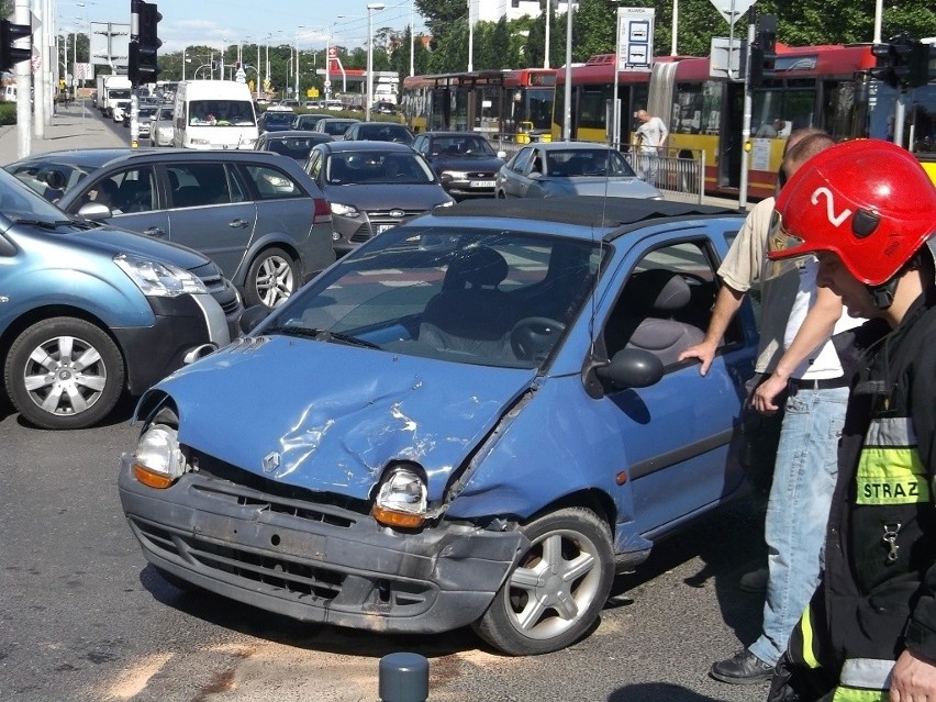 Wrocław: Wypadek pod Kredką i Ołówkiem. Taksówka zderzyła się z renaultem (ZDJĘCIA)