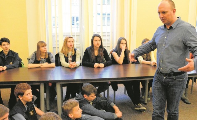 Rośnie zagrożenie dopalaczami. Policjanci z Zespołu ds. Nieletnich i Patologii komendy w Koszalinie prowadzą serię spotkań z gimnazjalistami.