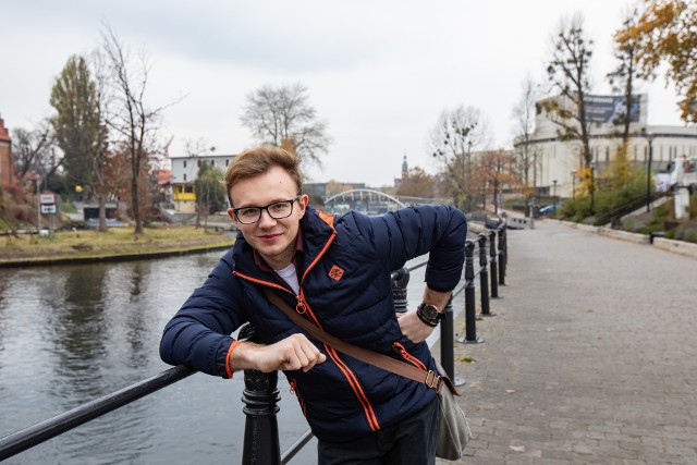 Kocha śpiewać, ale zakochał się też w Bydgoszczy. Dawid Okoński, student UKW, właśnie nagrał w grodzie nad Brdą debiutancki singiel.