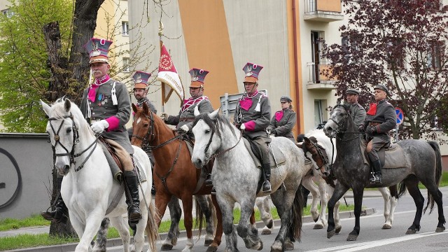 Mieszkańcy Kozienic uczcili 232. rocznicę Konstytucji 3 Maja. Był piękny przemarsz przez miasto z ułanami.