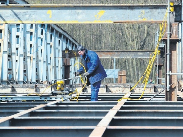 W poniedziałek odbyła się operacja podnoszenia mostu.