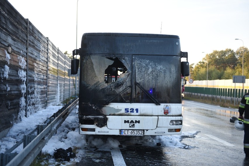 Pożar autobusu MZK Toruń. Droga w Lubiczu zablokowana!