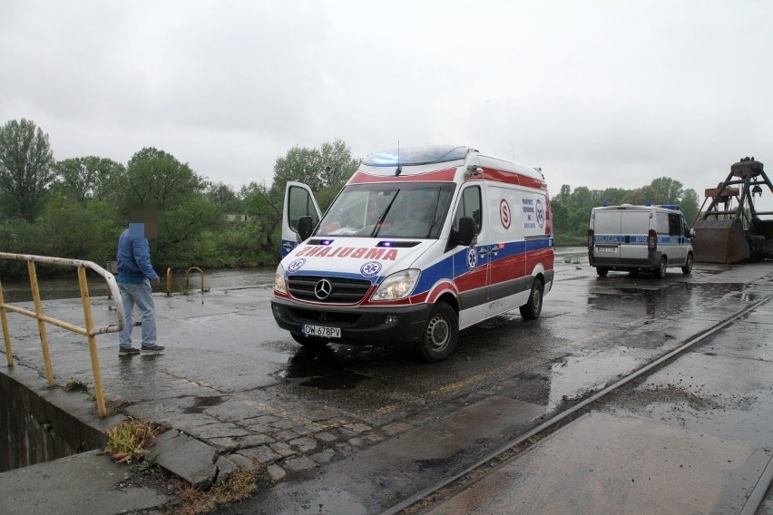 Wrocław: Wypadek w porcie. Mężczyzna wpadł do Odry (ZDJĘCIA)