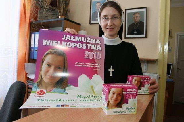 Siostra Cecylia Fuksa z biura Caritas Kieleckiej prezentuje skarbonkę na Jałmużnę Wielkopostną 2010.