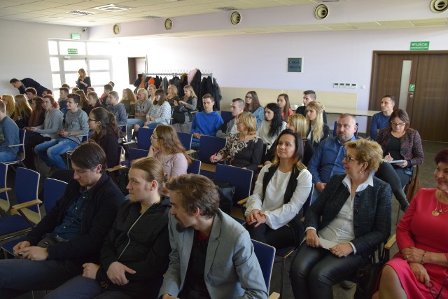 Uczniowie przy okazji poznawania działalności stowarzyszeń i spółdzielni socjalnych zobaczyli też siedzibę nowosolskiego Interiora, w której odbyło się spotkanie