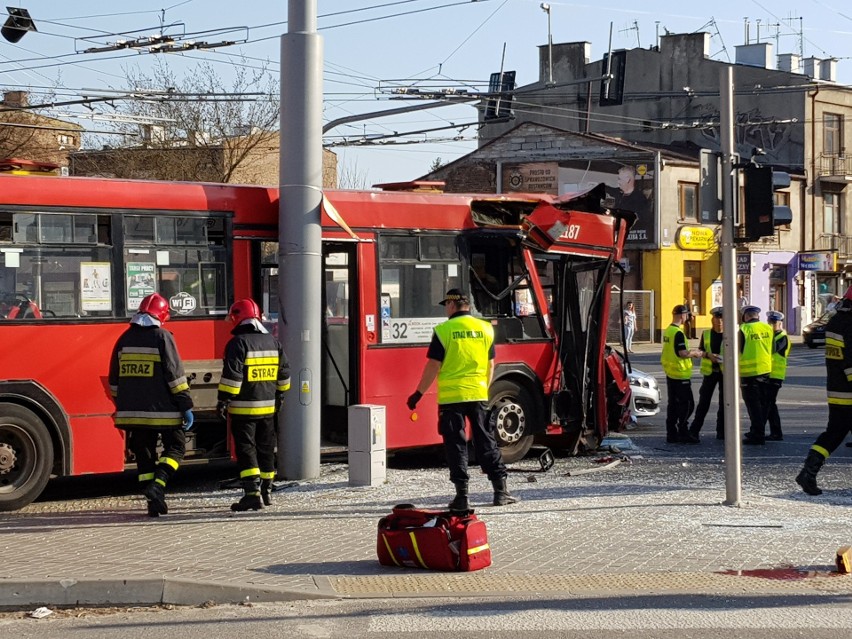 Wypadek na ul. Narutowicza. Autobus uderzył w słup trakcji elektrycznej. Są poszkodowani wśród pasażerów (ZDJĘCIA)