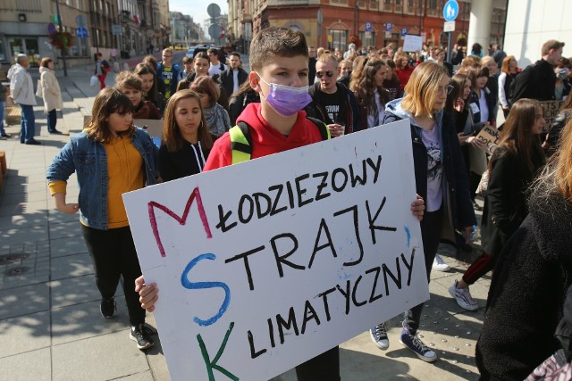 Młodzieżowy Strajk Klimatyczny w Katowicach. Młodzi protestowali pod Spodkiem