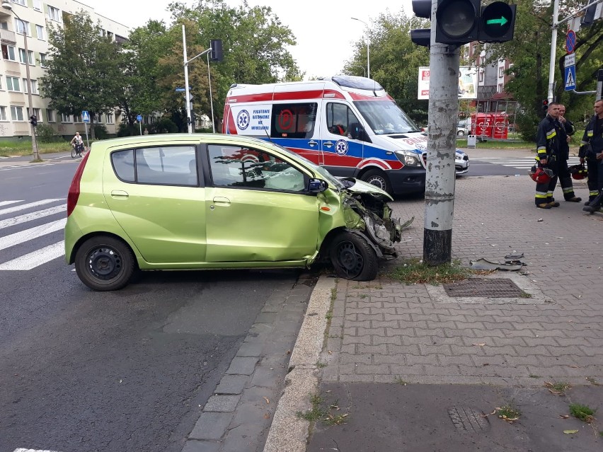 Wypadek na Zachodniej. Hyundai zderzył się z BMW i uderzył w latarnię