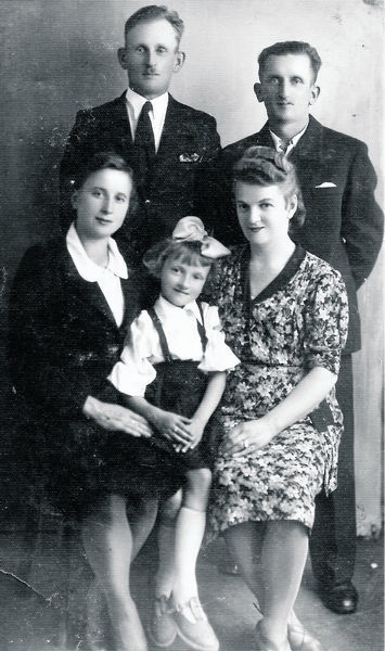 Bożenka Strzelecka z rodzicami (po prawej) oraz bratem ojca i jego żoną 1944 r.