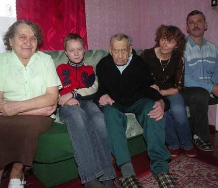 Na zdjęciu: Jan Jurczenko w dniu swoich setnych urodzin w otoczeniu rodziny. Pierwsza z lewej, córka jubilata Helena Lewandowska.