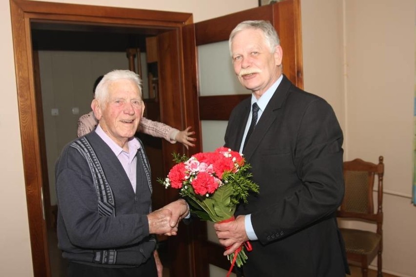 Bernard Hinc skończył 100 lat! Mieszkaniec Mezowa z powiatu kartuskiego obchodził setne urodziny. Odwiedzili go przedstawiciele samorządu 