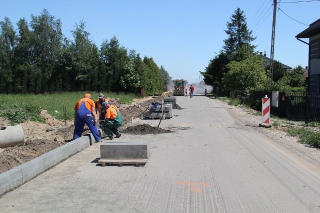 W ramach partnerstwa z Gminą Miasta Radomia jest realizowany tak zwany projekt multimodalny. Trwa rozbudowa drogi Młódnice - Jarosławice - Cerekiew - Radom na długości 8,5 kilometra.