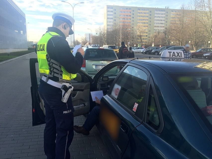 Policjanci kontrolowali taksówkarzy