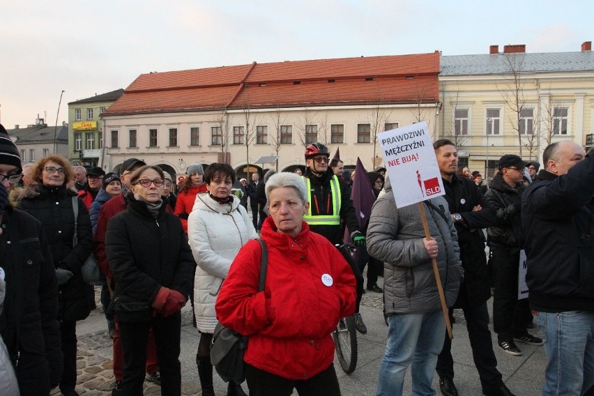 Międzynarodowy Strajk Kobiet w Kielcach. Wzięły udział setki kobiet 