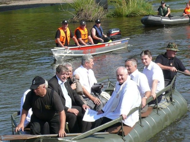 Jednostce z gośćmi na pokładzie towarzyszyły łodzie ratownicze i flotylla kajakarzy.