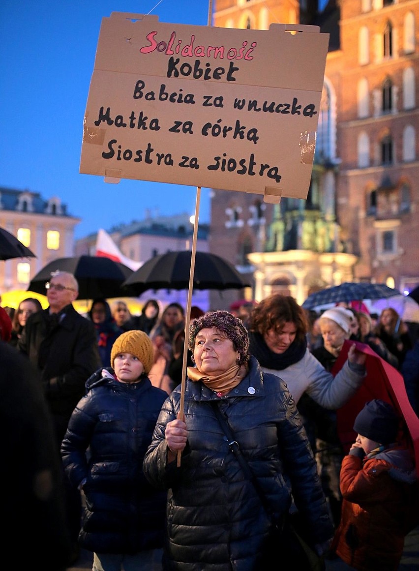 Międzynarodowy Strajk Kobiet w Krakowie [ZDJĘCIA]