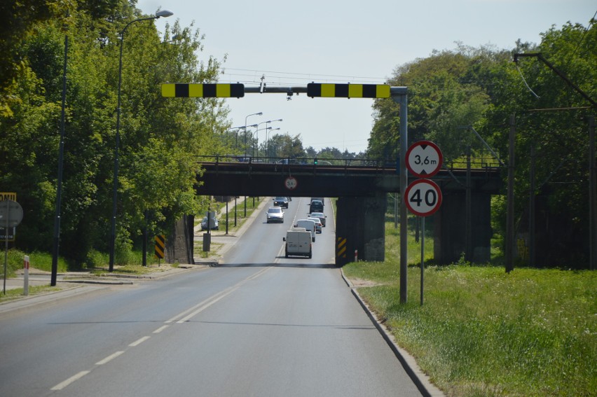 Niski i ciasny wiadukt kolejowy nad ul. Łódzką na zgierskim...