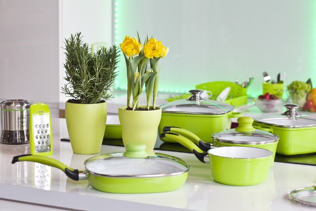 Zielone naczynia i akcesoria kuchenne to świetny pomysł na ożywienie naszej kuchni - nie tylko na wiosnę.