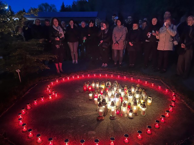 Mieszkańcy gminy Jaworze uczcili we wtorek 9 maja wieczorem pamięć o  zmarłym wójcie Radosławie Ostałkowiczu