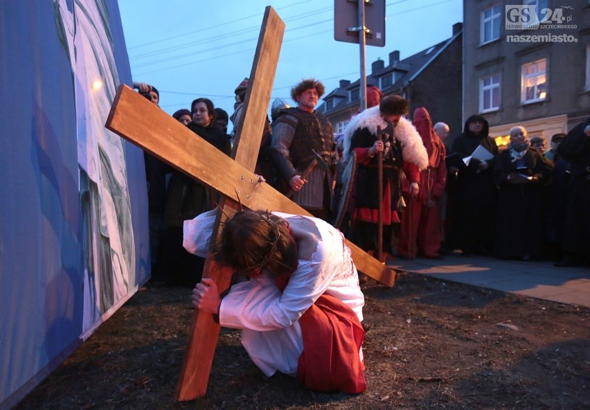 Wzruszająca inscenizacja drogi krzyżowej na Skolwinie