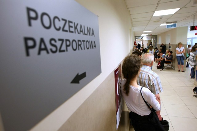 Nowe paszporty w 2018 roku obowiązują już od początku listopada. Każdy, kto złoży wniosek o paszport, otrzyma go z wzorami nawiązującymi do odzyskania przez Polskę niepodległości.