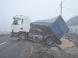 Pietna: Przewróciła się ciężarówka ze zbożem