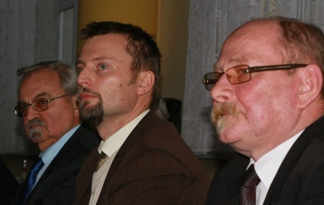 Powiatem znowu rządzi starosta Grzegorz Gabryelski (z prawej) razem z wicestarostą Remigiuszem Lorenzem (w środku) i sekretarzem Bogusławem Maciejczakiem