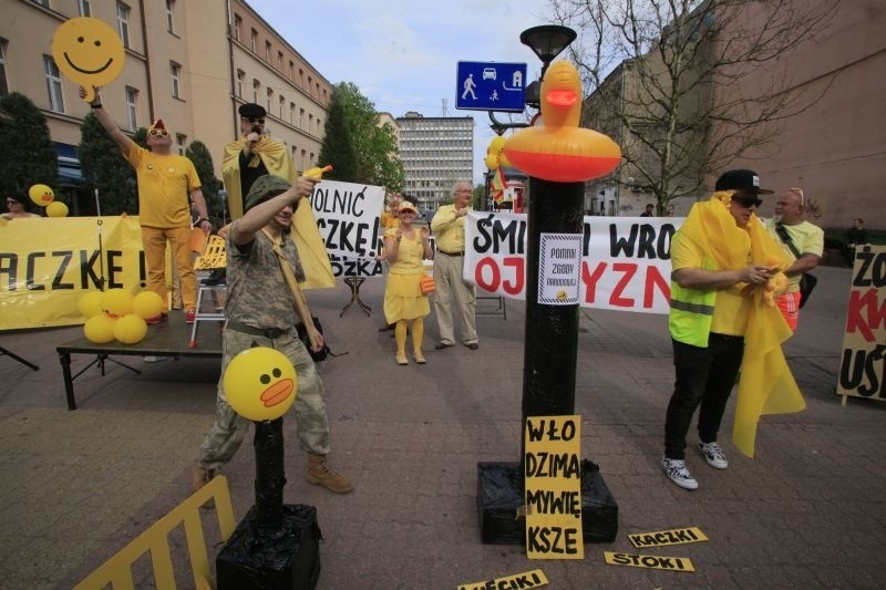 Żółta Alternatywa żąda uwolnienia kaczki! Happening w pasażu Schillera