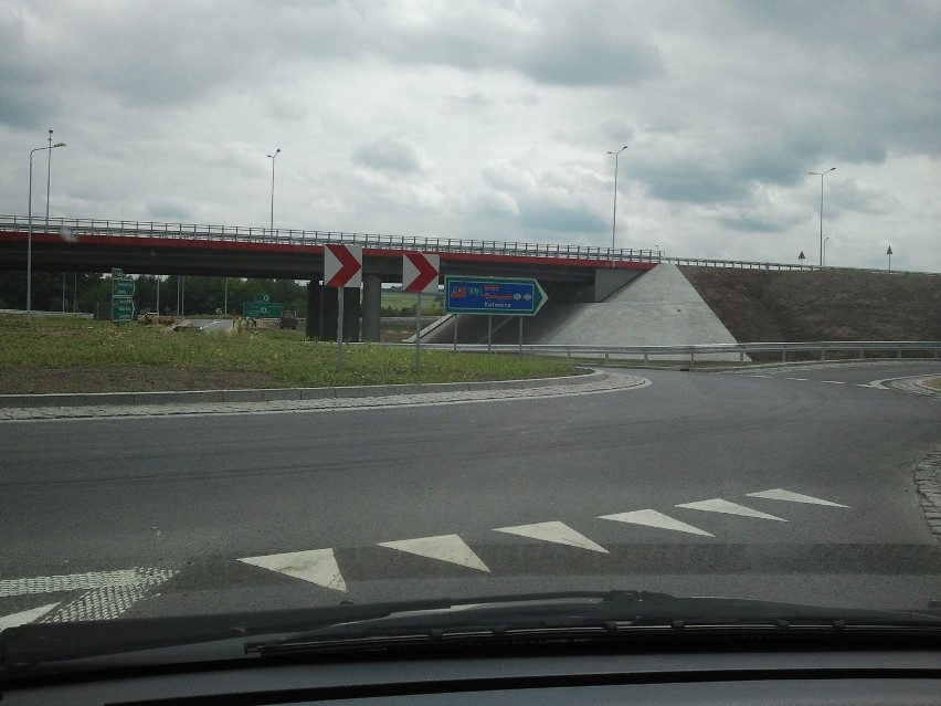 Węzeł autostrady A1 i S1 przy lotnisku w Pyrzowicach. Znaki,...