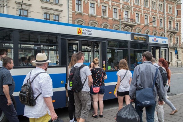 W autobusie 502 jest ciasno o poranku.