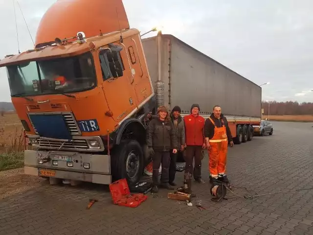 Kierowcy ciężarówek spontanicznie pomagają koledze z Iranu, który utknął w Koziegłowach z powodu awarii ciężarówki