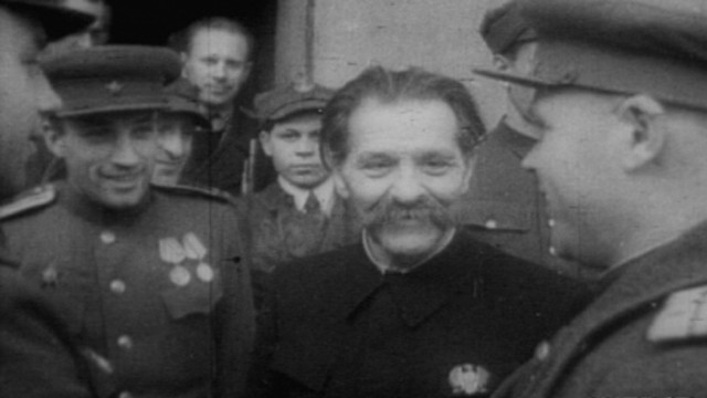 Z oficerami sowieckimi na dworcu we Wrocławiu jako prezydent miasta
