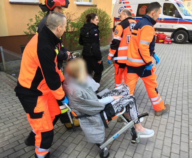 Trzy osoby trafiły do szpitala z objawami podtrucia tlenkiem węgla. Do zdarzenia doszło w poniedziałek na ul. Wieniawskiego w Przemyślu.Przed południem mężczyzna wezwał do swojego mieszkania w bloku służby ratunkowe, po tym jak jego żona źle się poczuła. Kobieta brała kąpiel w łazience. W pomieszczeniu był piecyk gazowy.Dwie karetki pogotowia ratunkowego zabrały do szpitala 28-letnią kobietę, jej 6-letnią córkę i mężczyznę. Wszyscy mieli objawy podtrucia czadem.Strażacy stwierdzili wysokie stężenie tlenku węgla w łazience. Na miejscu zdarzenia pracują policjanci.