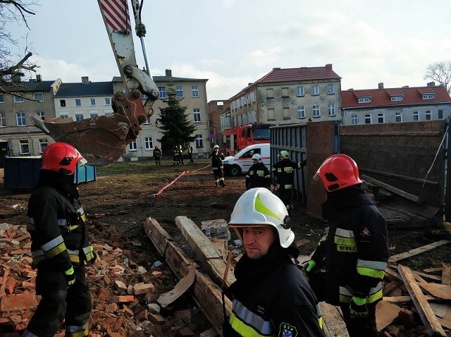 We wtorek Stanowisko Kierowania KP PSP w Białogardzie zostało zaalarmowane o uszkodzeniu instalacji gazowej na Placu Kościelnym w Karlinie. Do działań zostały zadysponowane dwa zastępy ratownicze. Po przyjeździe na miejsce zdarzenia stwierdzono, że podczas prac rozbiórkowych budynku doszło do rozszczelnienia instalacji gazowej. Działania straży pożarnej polegały na zabezpieczeniu miejsca zdarzenia, ustaleniu strefy wybuchowej i rozwinięciu linii gaśniczej zakończonej kurtyną wodną. Policja wraz ze Strażą Miejską zabezpieczyła strefę działań, a Pogotowie Gazowe ustaliło miejsce wycieku gazu. Strażacy w aparatach ochrony dróg oddechowych odgruzowali rumowisko i zlikwidowali wyciek. W działaniach brały udział: JGR w Białogardzie, OSP w Karlinie, Pogotowie Gazowe, Policja i Straż Miejska.Zobacz także Białogard: Akcja gaszenia pożaru opuszczonej hali