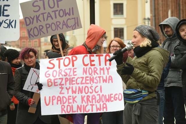 W Toruniu protestowano dziś przeciwko umowie CETA