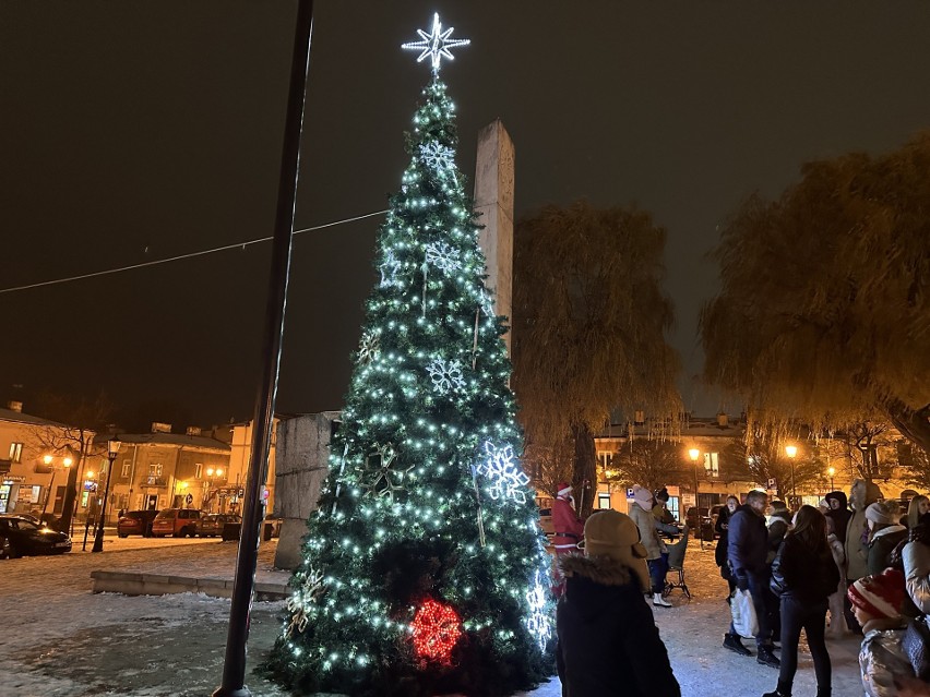Uroczyste rozświetlenie choinki i świątecznych ozdób na Rynku Miejskim w Grójcu. Plac Wolności zmienił się w magiczne miejsce