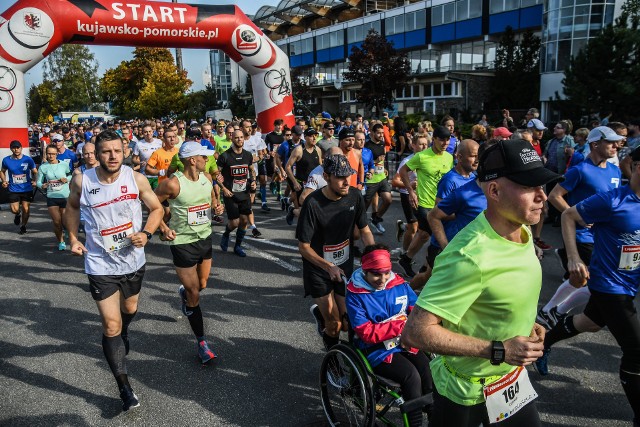 Ponad 2000 uczestników wystartowało w 7. Półmaratonie Bydgoskim, biegu na 5 kilometrów oraz towarzyszących im biegach dla dzieci na kilku dystansach.Trasa półmaratonu obejmowała tereny Leśnego Parku Kultury i Wypoczynku, ulicę Rekreacyjną, a także odcinek ulicy Gdańskiej (od ul. 11 Listopada do ul. Zamczysko).Bieg na 5 km odbył się wzdłuż ul. Gdańskiej.Na stadionie Zawiszy z kolei biegali najmłodsi w trzech kategoriach: 5-6 lat (200 m), 7-8 lat (400 m), 9-10 lat (40 0m).Wszystkich dopingował zawiszanin Paweł Wojciechowski,  halowy mistrz Europy w skoku o tyczce, który dał też sygnał do startu.Bieg na 5 km (podium):1. Dmytro Musiiatchenko (Ukraina, Ostrów Wielkopolski) - 0:14:512. Andrzej Rogiewicz (Polska, Packman Team) - 0:15:083. Paweł Ochal (Polska, Teamochal) - 0:15:26Półmaraton (podium):1. Boniface Wambua Nduva (Kenia) - 1:06:202. Hammington Cherop (Kenia) - 1:07:053. Pawel Olijnyk (Ukraina, One-team) - 1:10:38ZOBACZ ZDJĘCIA Z BYDGOSKIEJ IMPREZY >>>>>