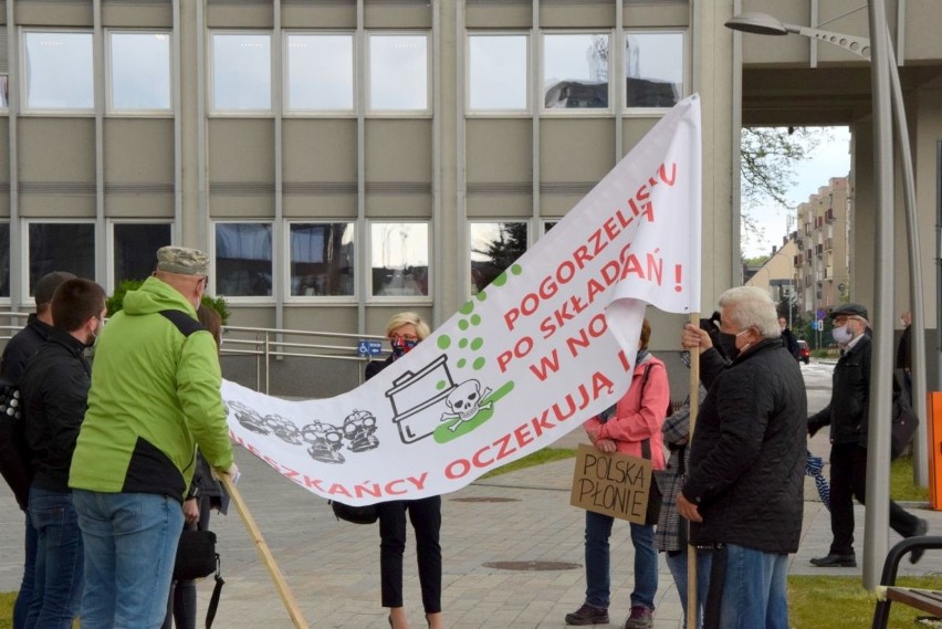 Protest pod Urzędem Wojewódzkim w Kielcach! Ludzie kolejny raz żądają usunięcia toksycznych odpadów z pogorzeliska w Nowinach. ZDJĘCIA, FILM